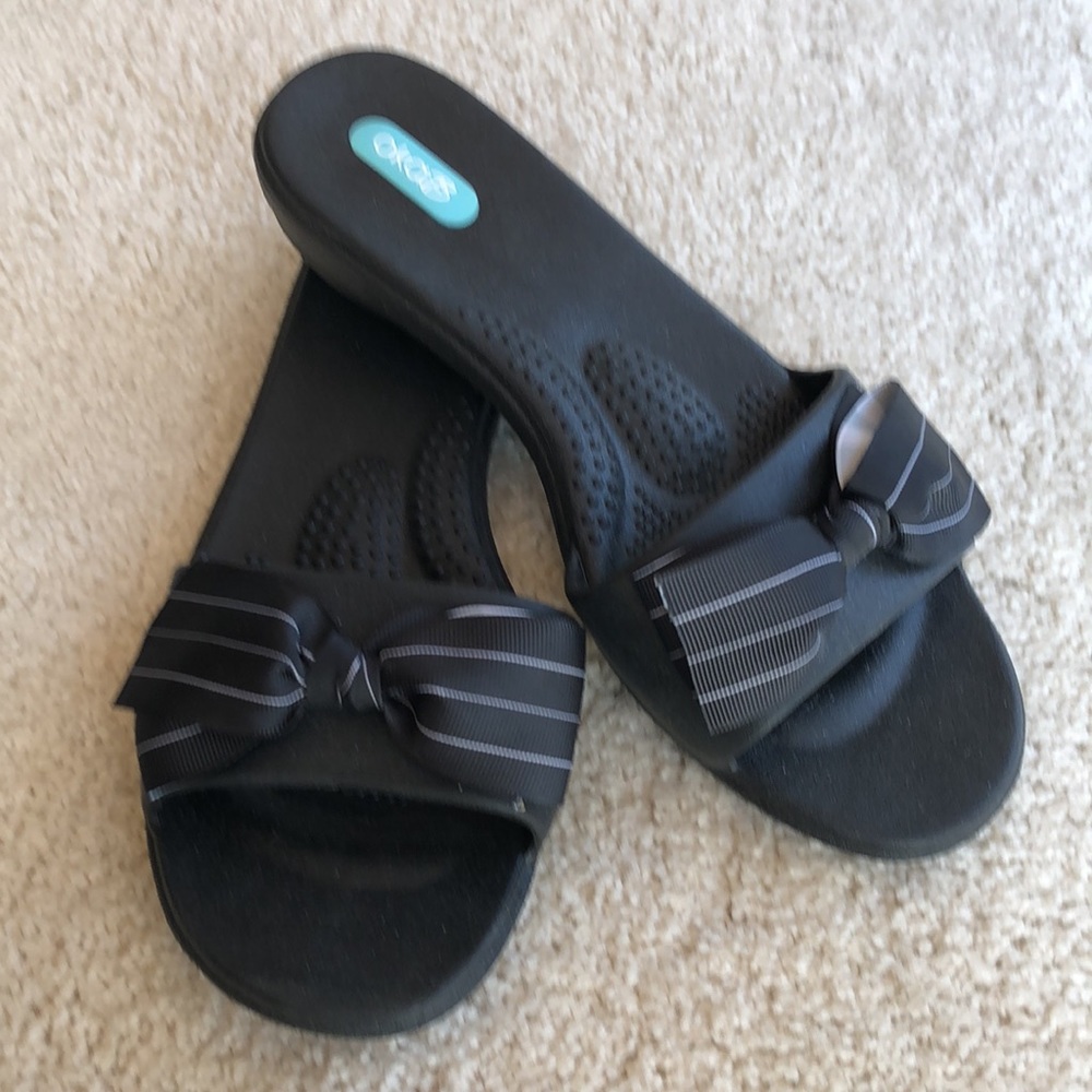 OKA b. NEW black slides that have black bows with white stripes